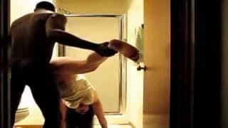 Murzyn pierdoli ją wielkim chujem!