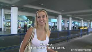 Blondynka Kristyna za kasę obciąga kutasy