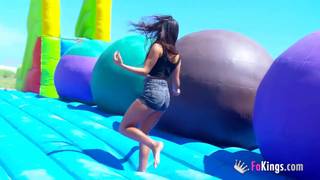 Gala Brown jest w nastroju do zabawy