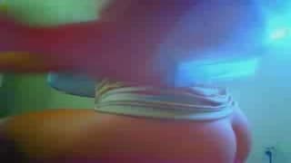 Potrząsa dużą dupą i jebie się w pizdę!