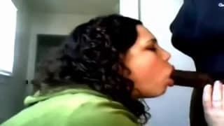 Ona pali papierosa i obciąga Murzynowi