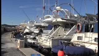 Ta gorąca blondynka jest gotowa na seks