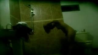 Podglądnie kobiety biorącej prysznic!