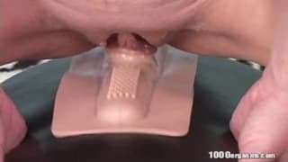 Dziwka wypróbuje nową seks maszynkę!