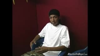 Młody chłopak i dwa twarde kutasy!