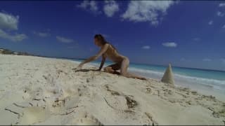 Pokazuje swoje świetne ciało na plaży