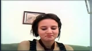 Głęboko rżnie swoja pizdę dużym dildo