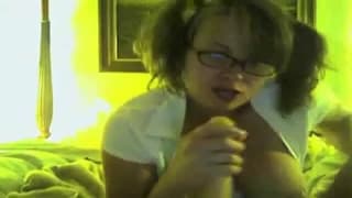 Ładna dziewczyna pieści wielkie cycki