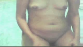 Rozbierze się i pokaże nam małe cycki!