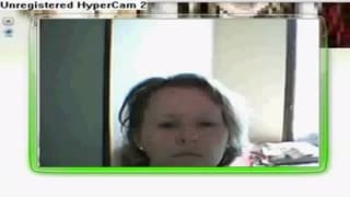 Kobieta odpocznie na czacie przed kamerą