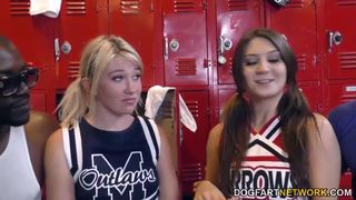 Napalone cheerleaderki rżną się w szatni z graczami