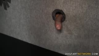 Gorąca blondynka Bridget B possie przez dziurę