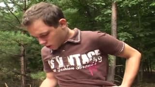 Chłopcy pierdolą się ze sobą w lesie