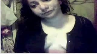 Brunetka pokazuje swoje super cycki!