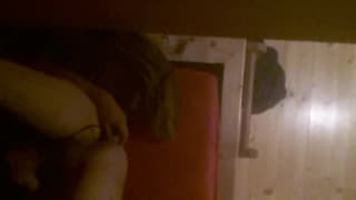 Młody gej wali chuja i wsadza dildo!