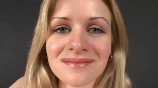 Ładna blondynka i jej intensywny orgazm