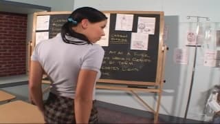 Brunetka pragnie twardego chuja w dupę