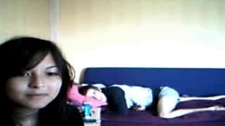 Para nastolatków pofigluje na sofie!