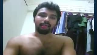 Brunet podnieca nas swoją ciasną dupą!