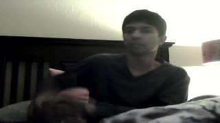 Brunet - gej masturbuje sie namiętnie