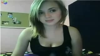 Młoda dziwka podnieca sie przed kamerą