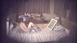 Rozebrana nastolatka jest podglądana!