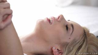 Zmysłowa scena pieszczot z piękną Nesty