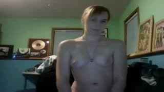 Nastolatka z różowym dildo między nogami