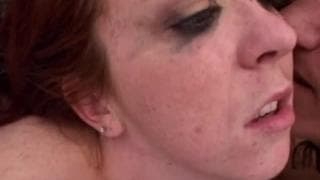 Ruda dziwka dostaje głęboki fisting