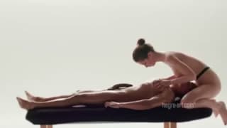 Naga masażystka daje mu seksowny masaż