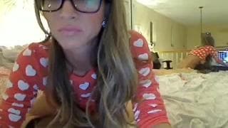 Gorąca kocica dosiada gumowego kochanka