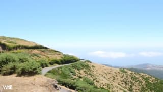 Brunetka ma sesję zdjęciową na Maderze