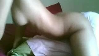 Masturbuje pizdę na swojej poduszce!