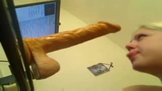 Używa dildo do ćwiczeń w obciąganiu!