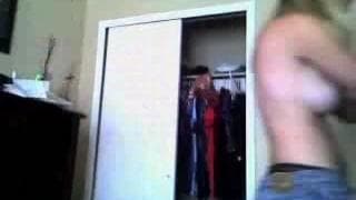 Cycata blondynka rozbiera się w pokoju