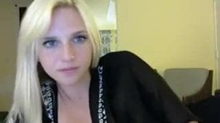 Ładna blondyna z dużymi cyckami podnieca