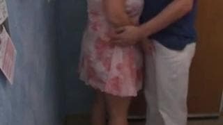 Puszysta dziwka zaprasza go na seks!