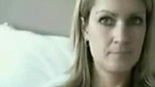 Dorodne cycki i masturbacja blondyny