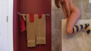 Blond nastolatka tańczy i się rozbiera!