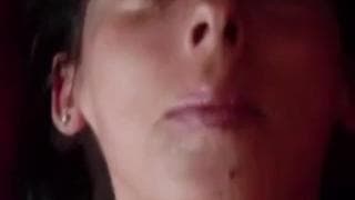 Kobieta chce się doprowadzić do orgazmu.