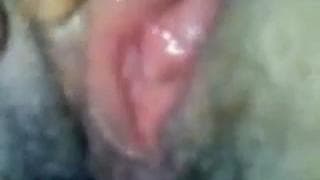 Zobaczmy jak penetruje jej nieogoloną cipę