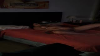 Czekając na męża masturbuje się sama