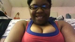 Czarna młoda dziwka pokaże swoje cycki