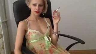 Seksowna dziwka uwodzi nas bielizną