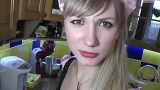 Ostra blondyna otwiera dupę na sodomię