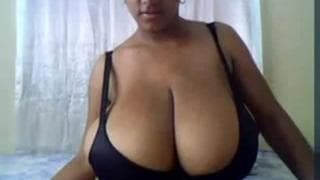 Arabka z niesamowicie wielkimi cycami