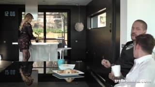 Piękna Anna Polina ma dużo przyjemności w trójkącie