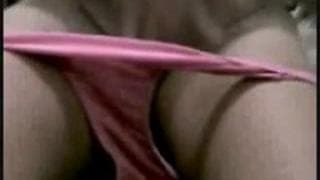 Dojrzała i gorąca zabawi się z dildo