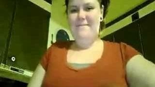 Amatorka pokazuje swoje apetyczne cycki