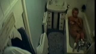 Ukryta kamera pokaże kobietę w wannie